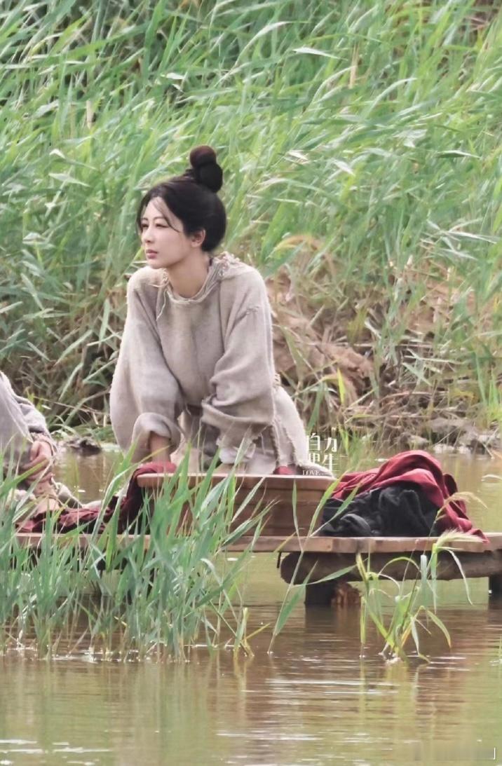 #杨紫国色芳华布衣造型路透# 好看的人就算身披麻衣也好看[送花花]，就是这个碗是
