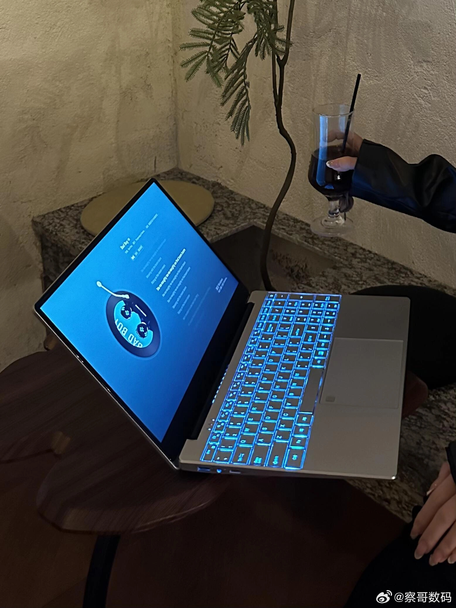 笔记本有必要买触屏的吗 纠结笔记本要不要选触屏？核心看你咋用！像设计师手绘、老师