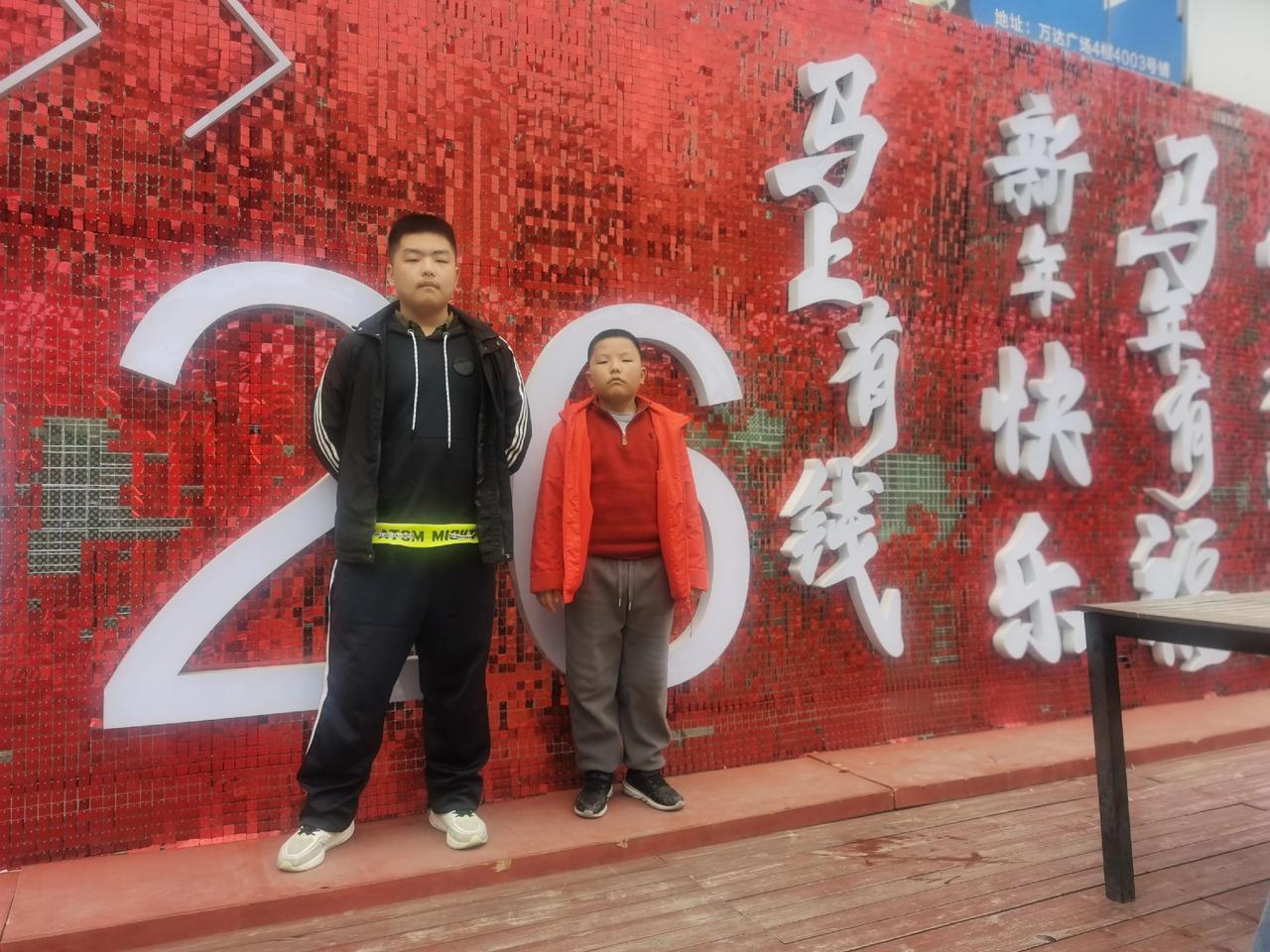 悄悄长大的小朋友，周末补过了生日，带孩子吃了爱吃的烤鱼火锅，下午兄弟俩看了《飞驰