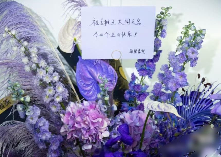 张碧晨给张艺兴送花篮有看到说zbc 是zyx的早期SS 也不知道是真的假的，应该