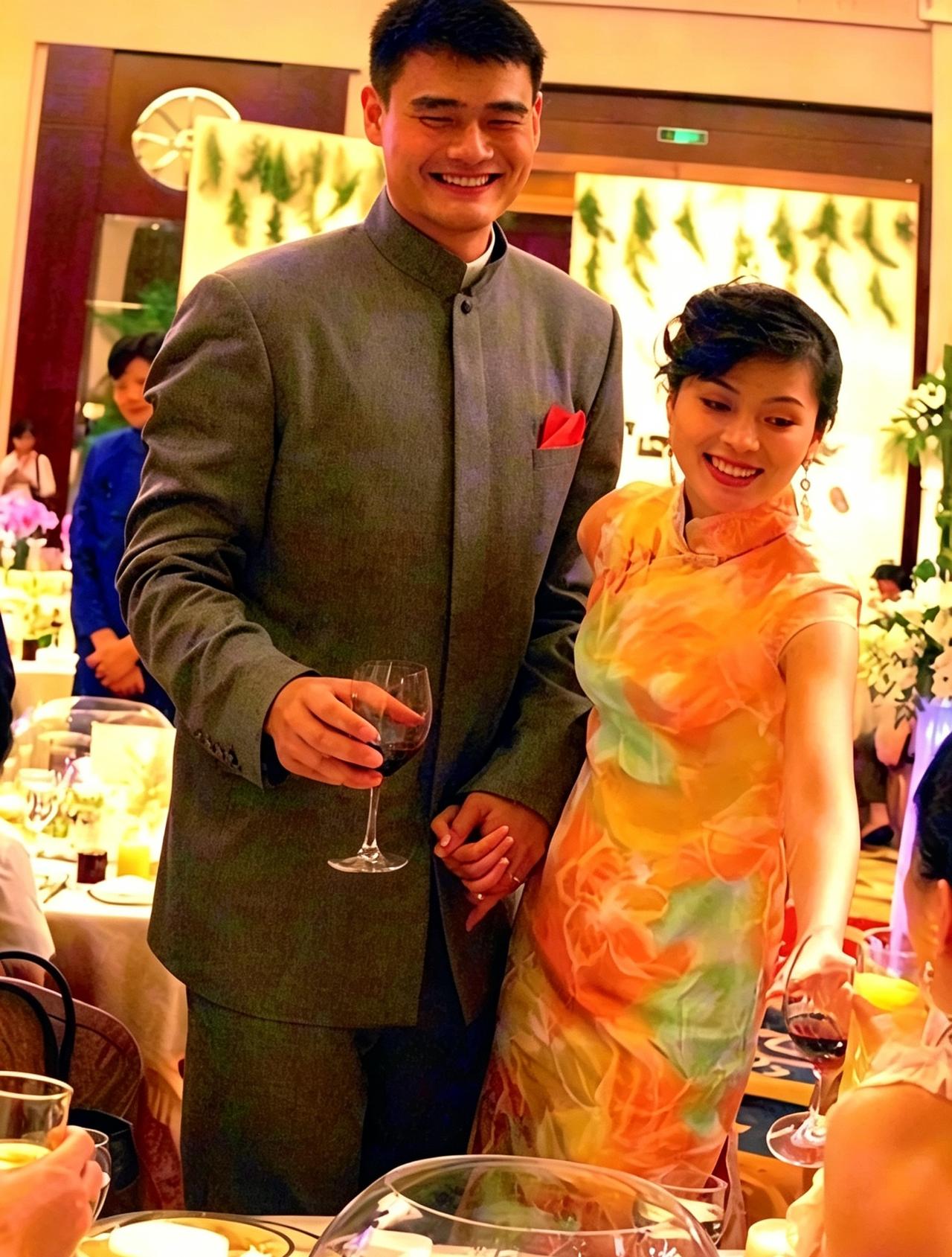 2007年，姚明大婚实拍，新娘是女篮名将叶莉。当年他已是国际球星，仅仅邀请双方亲