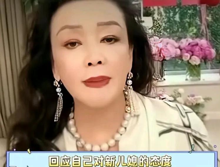 我觉得张兰也未见得真心喜欢马小梅。
马小梅二婚，没啥文化。家世一般。人也算不上多