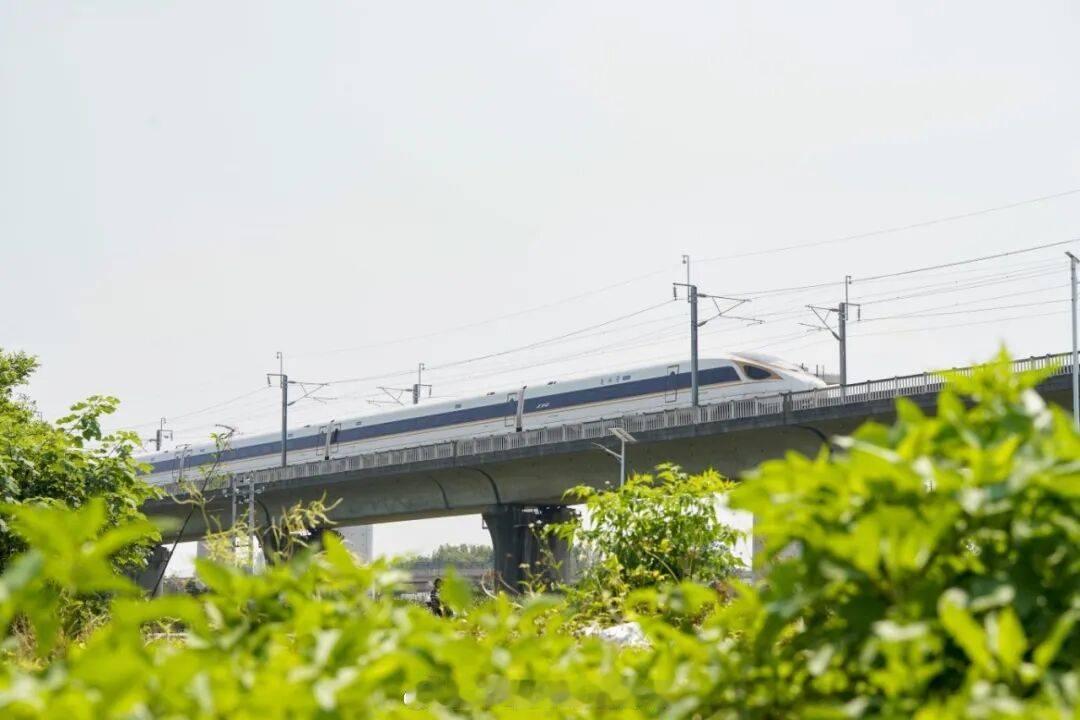 铁路,晚安 月亮在慢慢变圆，事情也会慢慢变好对吧。晚安~ 