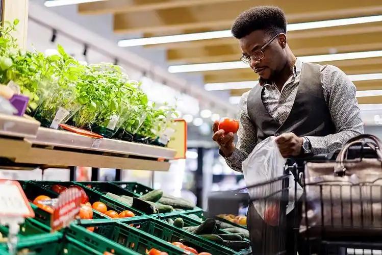 西红柿贵了40%，三分之二美国人被钱压垮，“再次伟大”只剩口号！


西红柿，就
