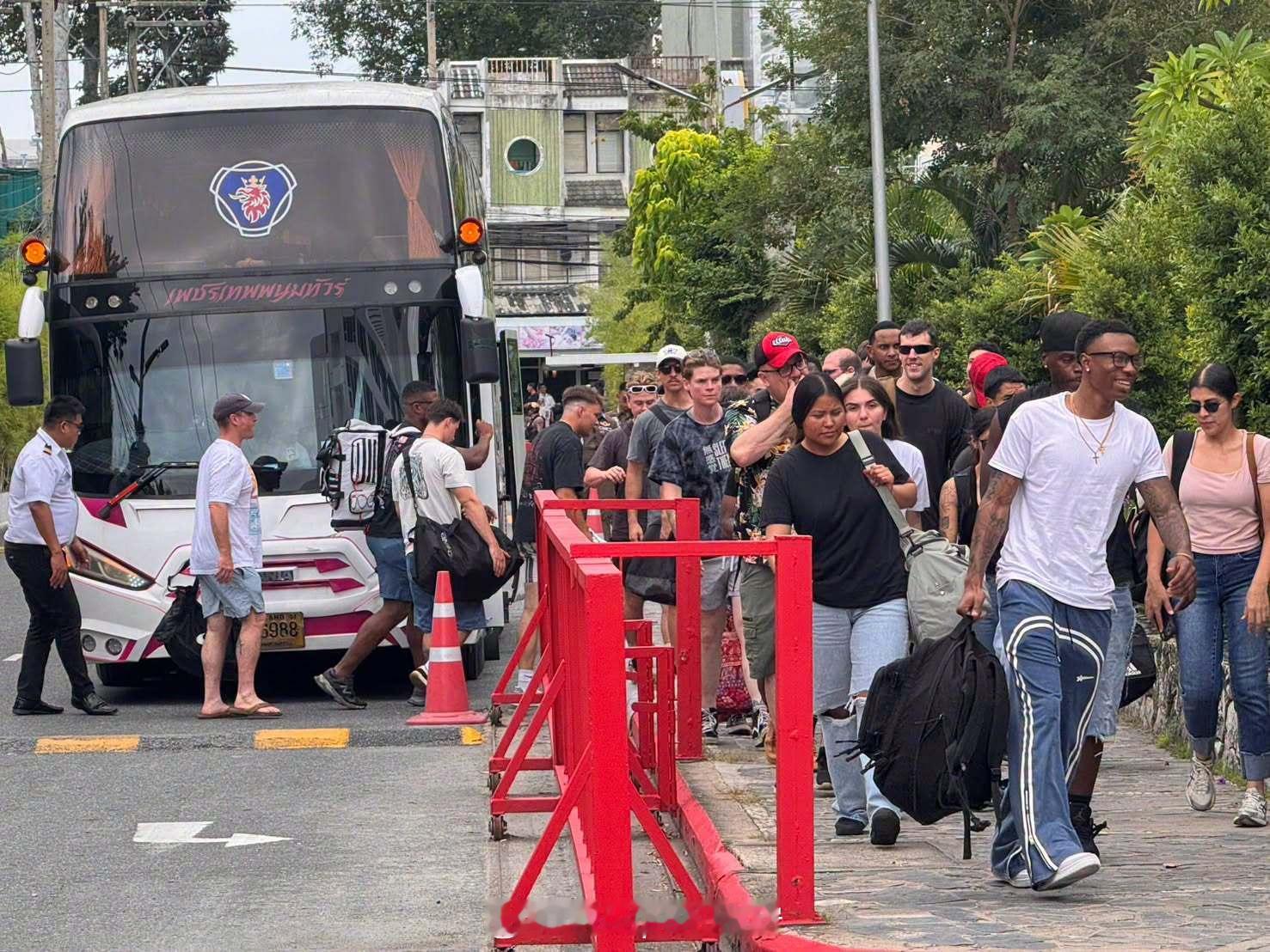 兵器影像 美国海军亚伯拉罕·林肯号航空母舰的水手抵达泰国芭提雅的一家酒店，在那里