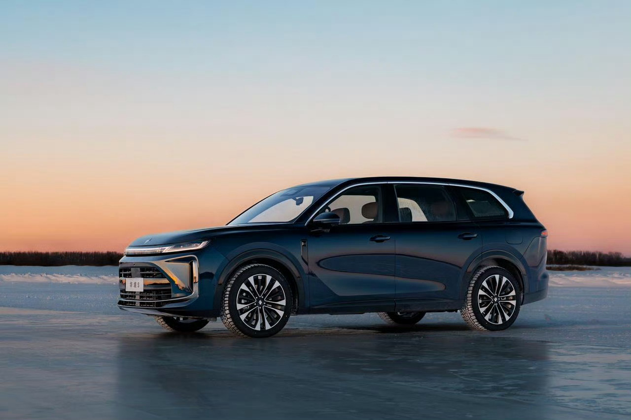 华境S作为大六座SUV，空间布局规整实用，满足多人口家庭出行需求🚗。搭载成熟智