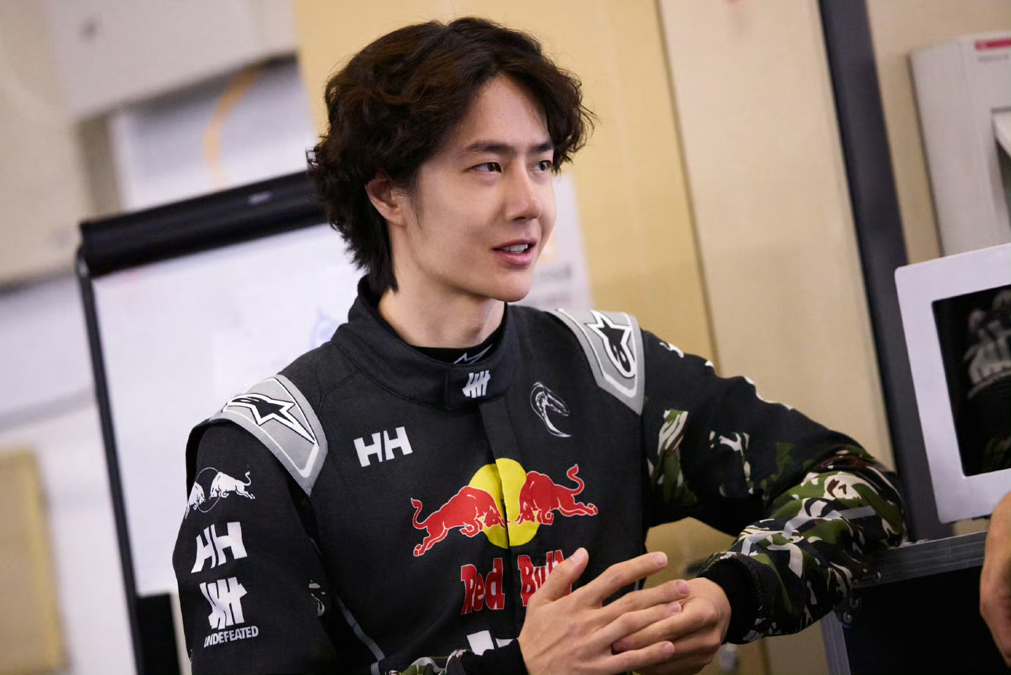 【85号赛车手王一博即刻出发】又能看到赛车场上的王一博了 “85号，即刻出发！”