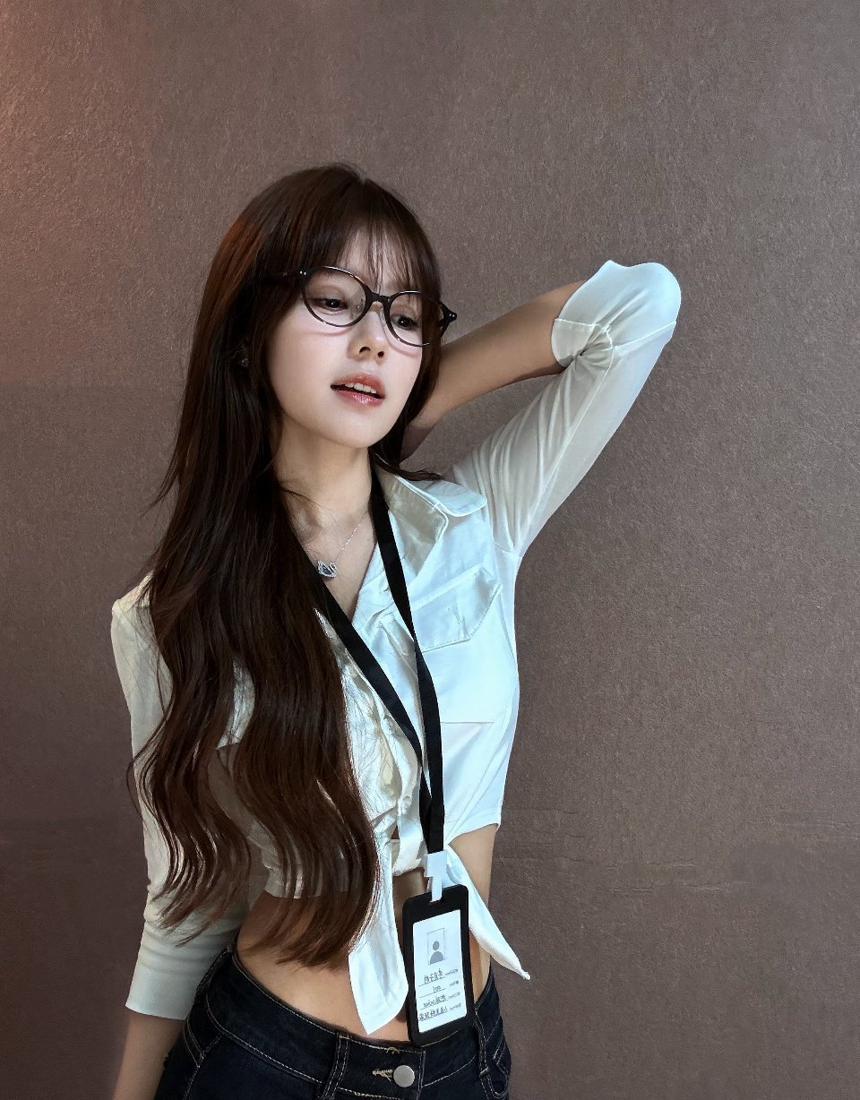 思慕社字母后来我学会了演一个不动声色的大人，把情绪调到静音模式。不是不痛了，只是