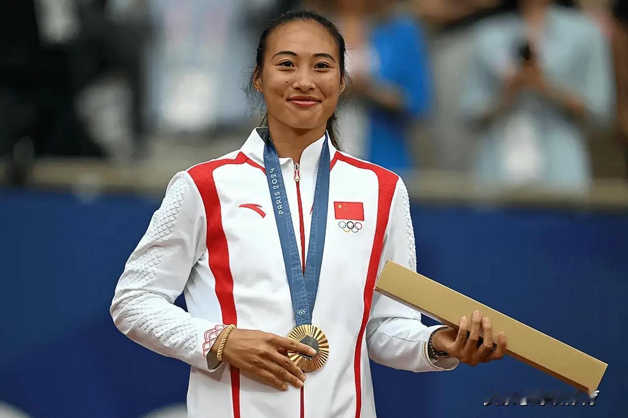 郑钦文赛后采访三句真心话，真让人钦佩！

1，为国争光，那必须的！
这冠军拿在手