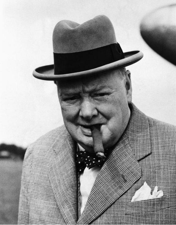 毛主席斥责丘吉尔：“你报复什么，你来我就打。”丘吉尔吃瘪没了下言。“在这个世界上