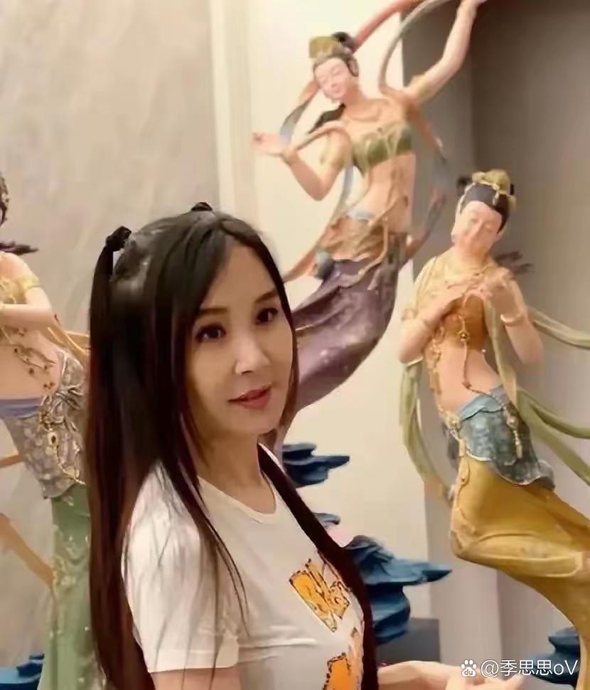 台湾第一美女萧蔷，如今已经62岁了，但是容貌跟身段依然看起来像18岁的小女孩一样