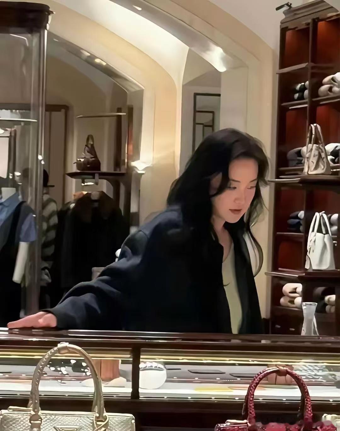 贾玲现在真的像完全变了一个人，整个人气质都变得很高冷。 