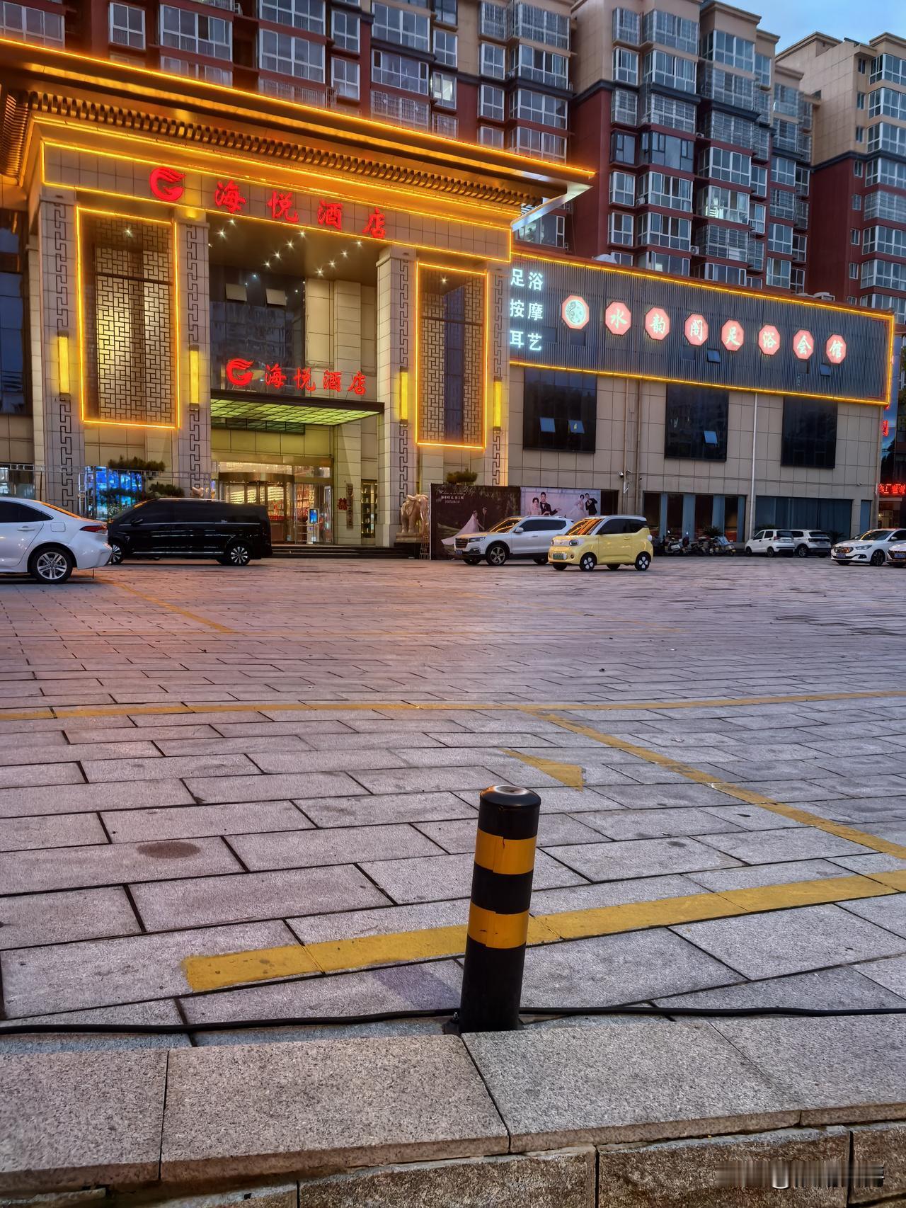 经济下行，各行各业自己找饭吃。

我们小区门口的酒店也被迫出来摆地摊营业了。凉菜