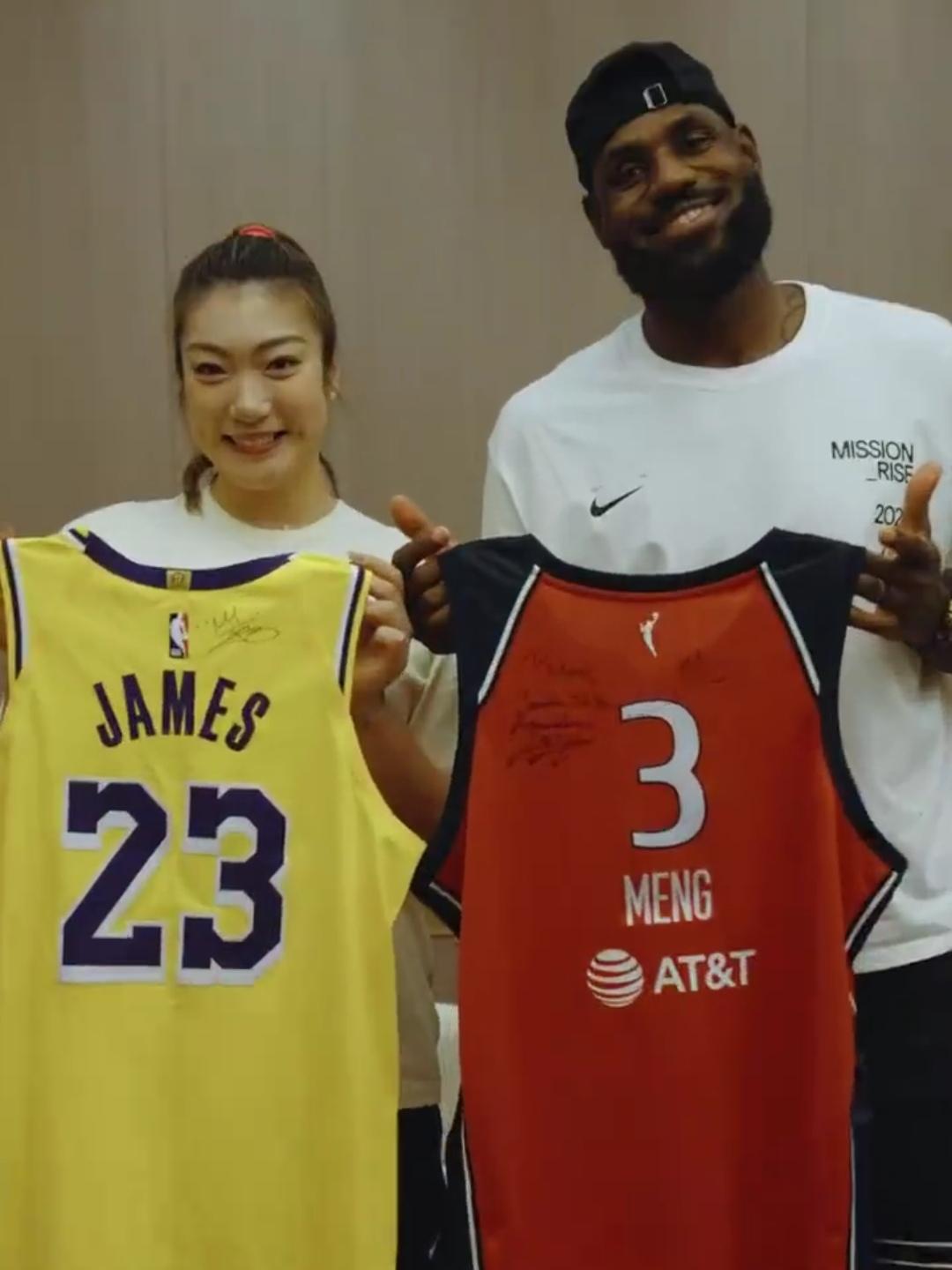 “勒布朗”互换球衣 詹姆斯