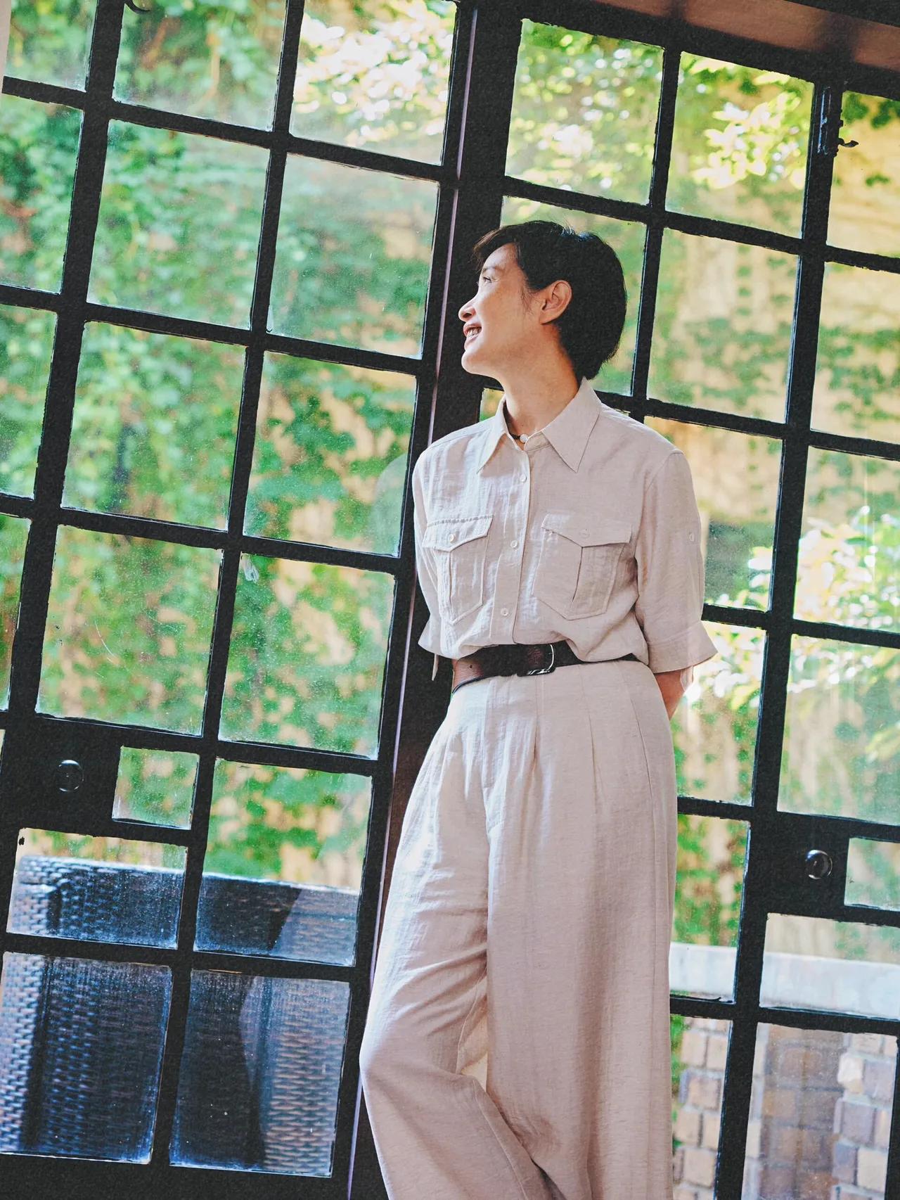 吴越的这身穿搭太显年轻了。

穿衬衫+阔腿裤，高级时髦又年轻，真的是太美了。