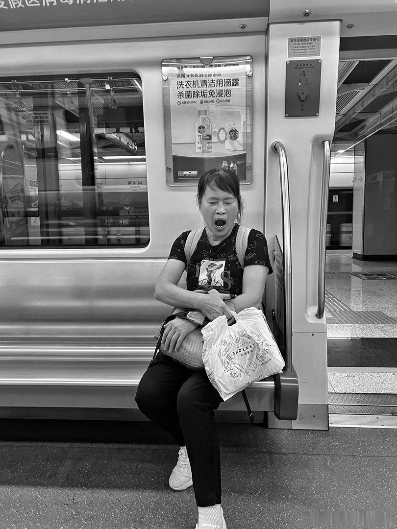 摄影人  街拍厦门：王鹭佳2026在路上？摄影人选择了人文纪实摄影，也就记录了生