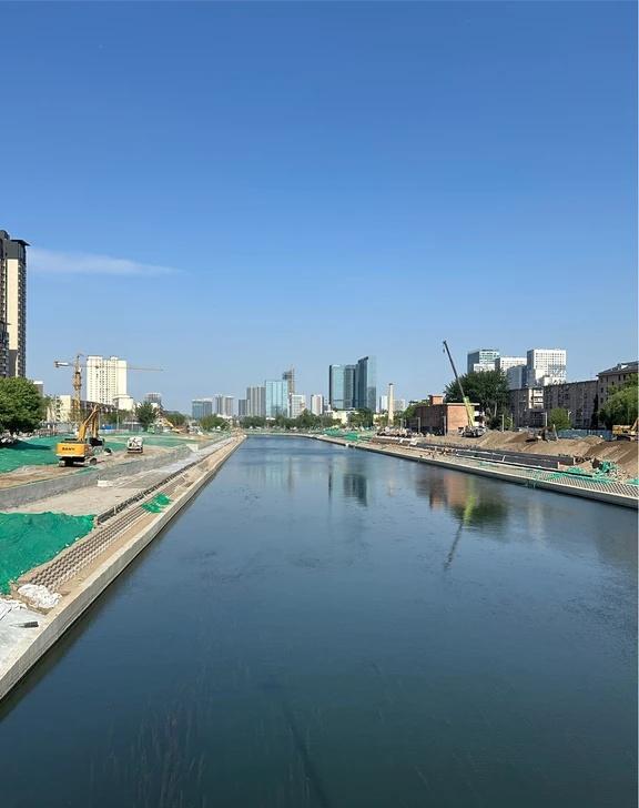 通惠河边正在施工 以后能走到西海子公园了
今天路过通惠河，发现沿河都在围挡施工，