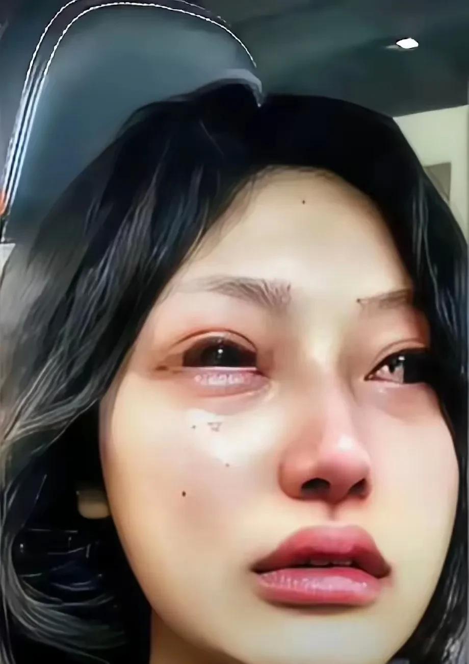一大早，接亲车队浩浩荡荡到了新娘家，    

按照当地习俗，新郎李浩被拦在婚车