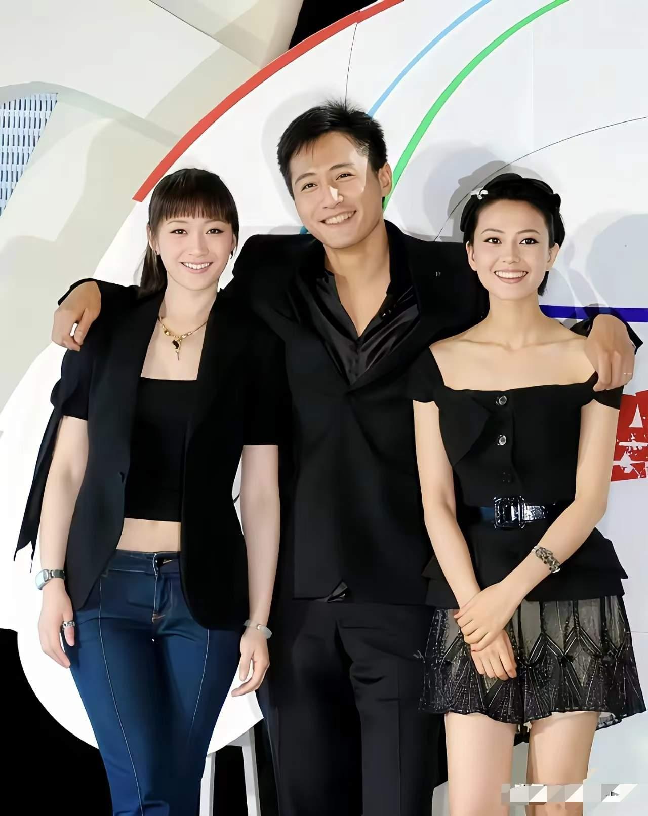 刘烨身边的两位美女你们吗？
我只认识其中一位，她就是李小冉，另外一个人是谁？
他