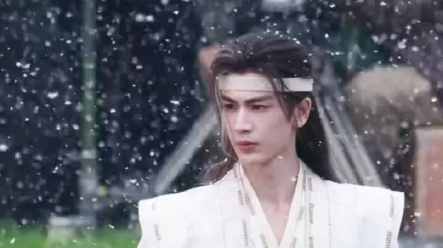#张凌赫峨眉预告压轴##峨眉全阵容官宣#
张凌赫只是客串，完播率300%，比男主还要帅