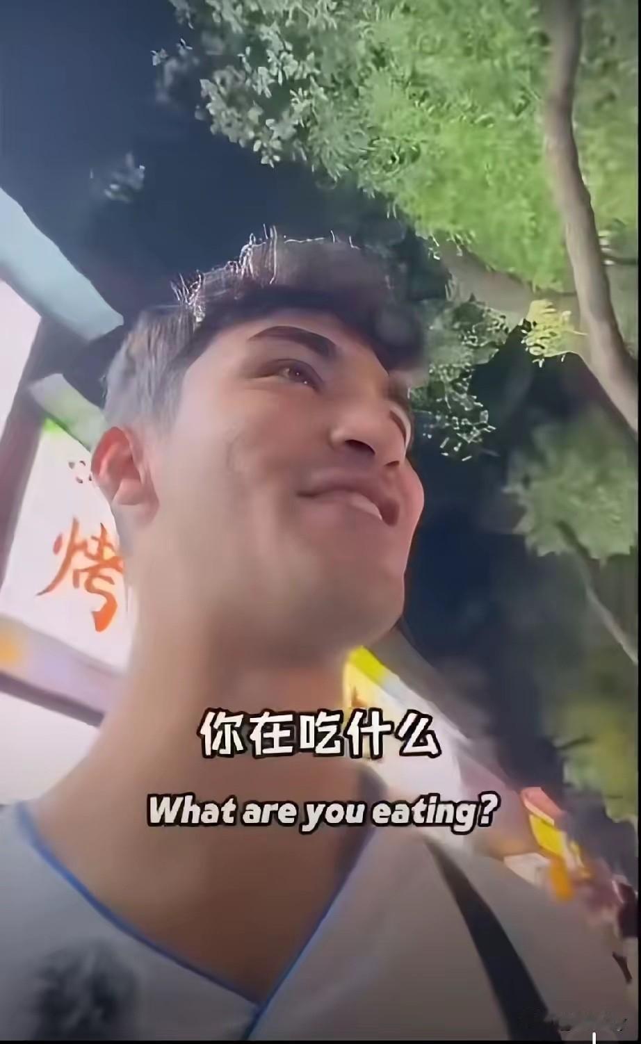 又诞生一位“麻辣烫女孩”，不过这次不是20元的麻辣烫而是靠一个肉包子就撩到了一个