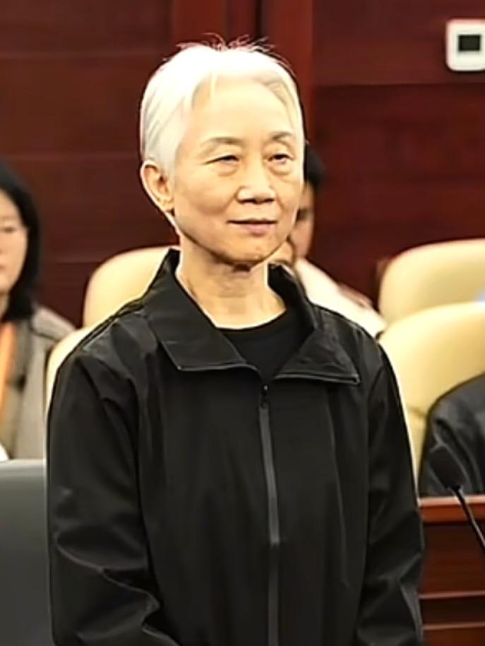 很多朋友看着“微微一笑”后觉得很不舒服
不明白此时此刻的李老太太为啥还这么自信？