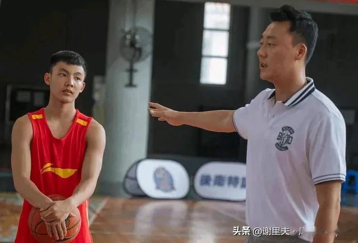 来自广东宏远的青训教练曲邵斌，险些砸了金字招牌，执教能力真不如李晓勇，他带队跟日