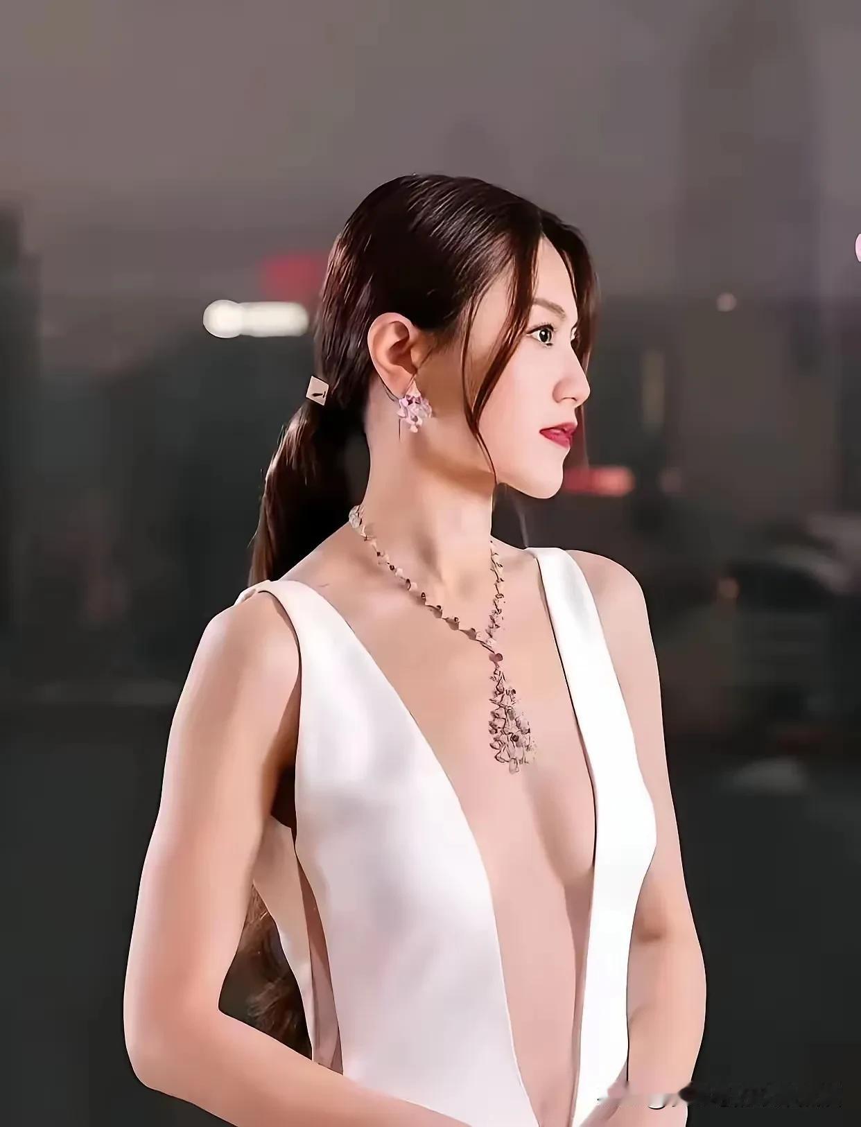 暴露狂，还是女流氓？
当代社会容忍度越来越高👍🏻