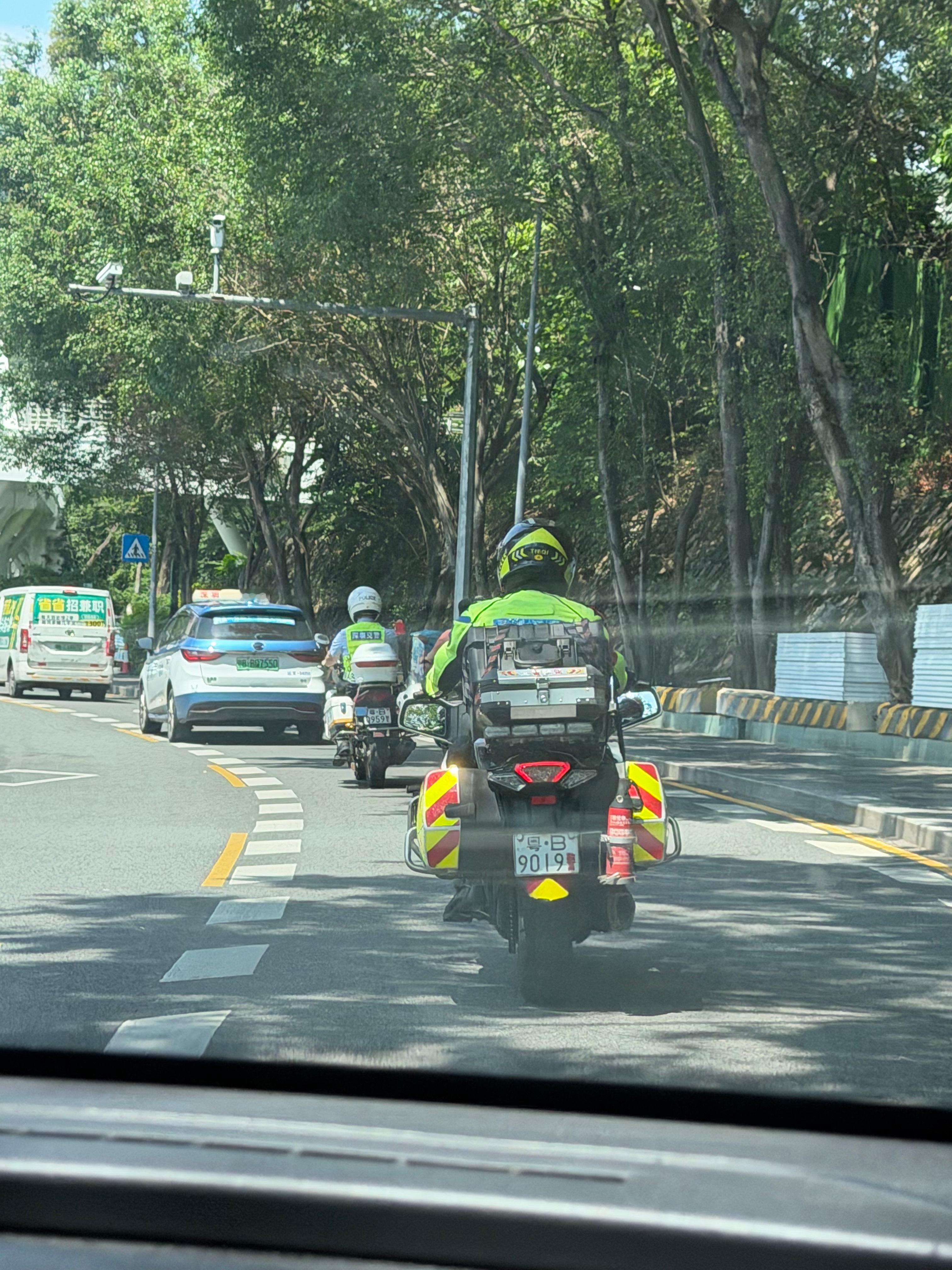 我好像，疑似体验了一把“警车开道”，哈哈哈，好尊！(深圳交警铁骑一般很少超车) 