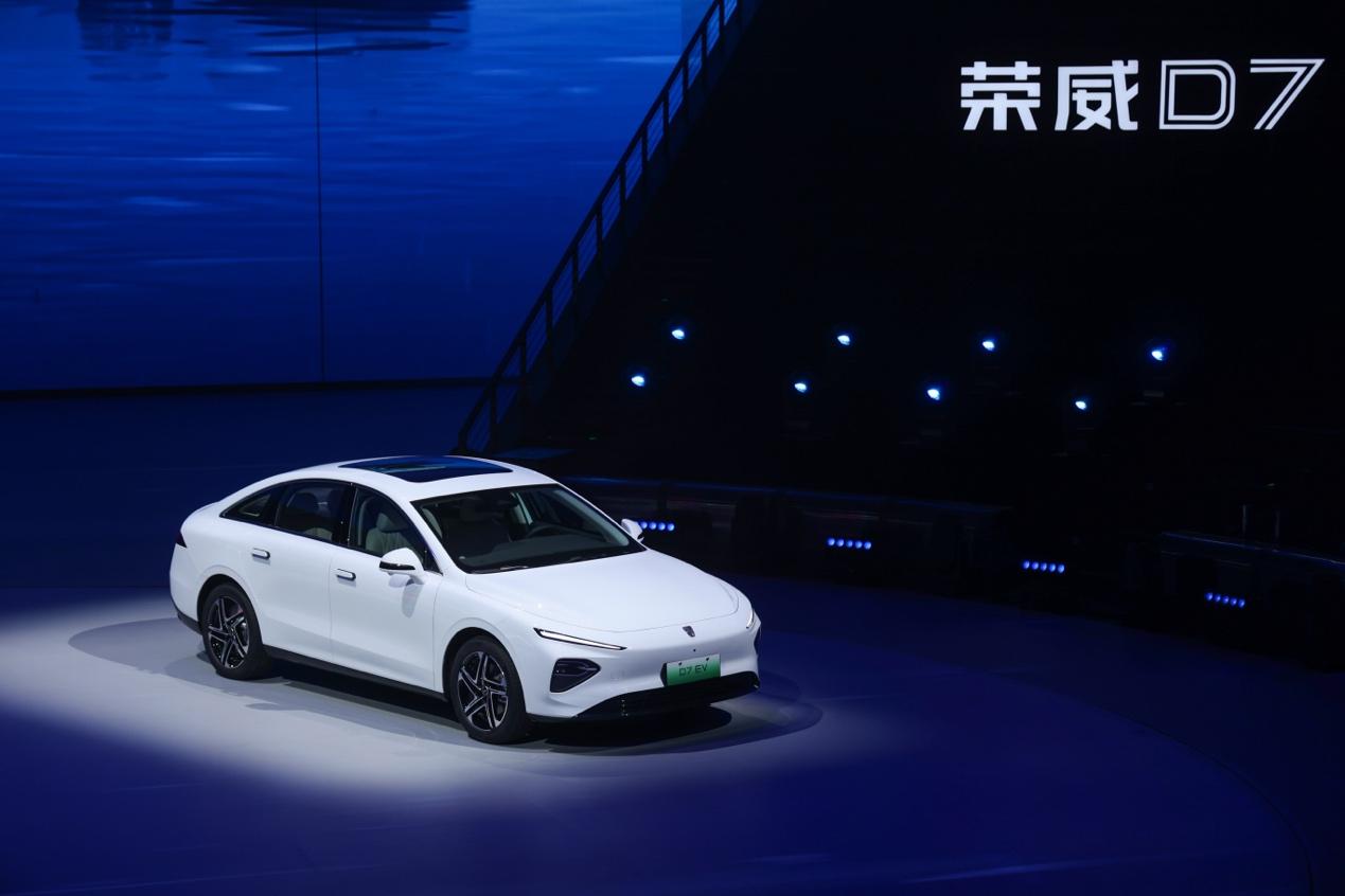 事实上，很多人不知道的是，国内新能源汽车的先行者，是荣威。早在2013年，荣威就