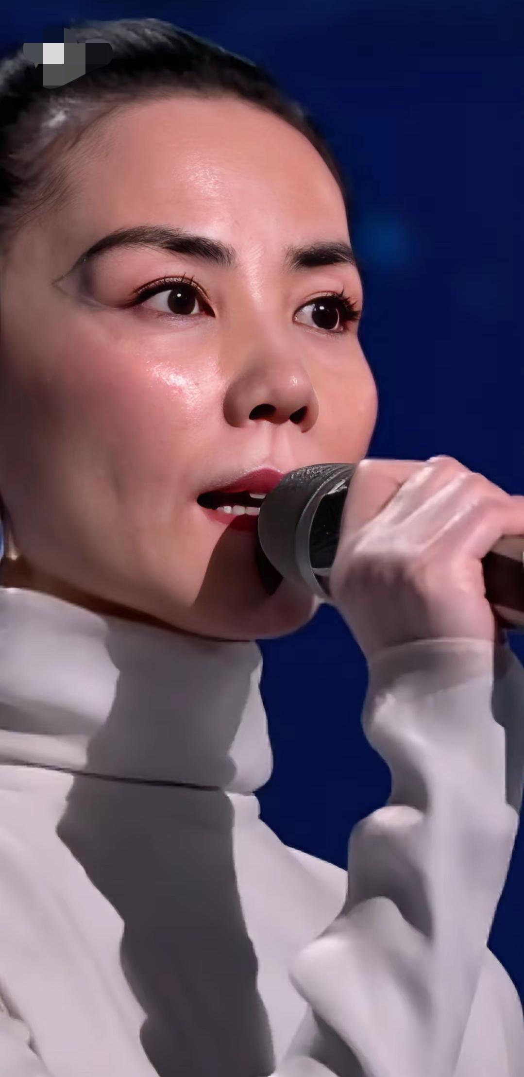 马年春晚，
王菲唱的歌没有去年春晚唱的歌好听，仍然记得她去年春晚唱的歌：世界赠于