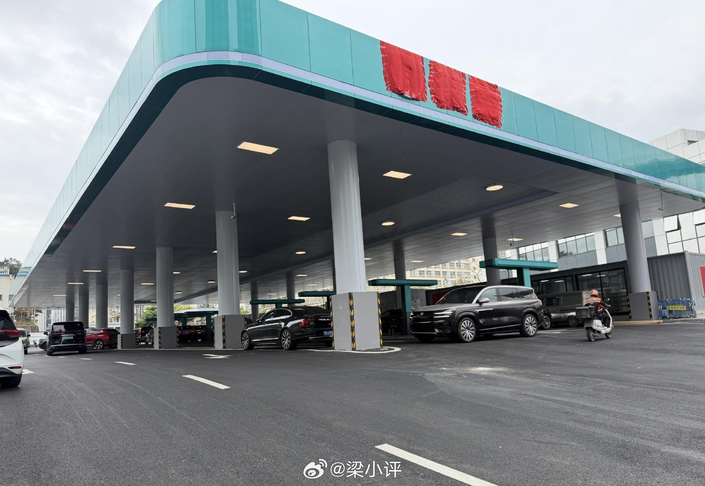 网上曝光的比亚迪兆瓦闪充站，集成了便利店和咖啡店，“充电+零售+咖啡”，充电5分