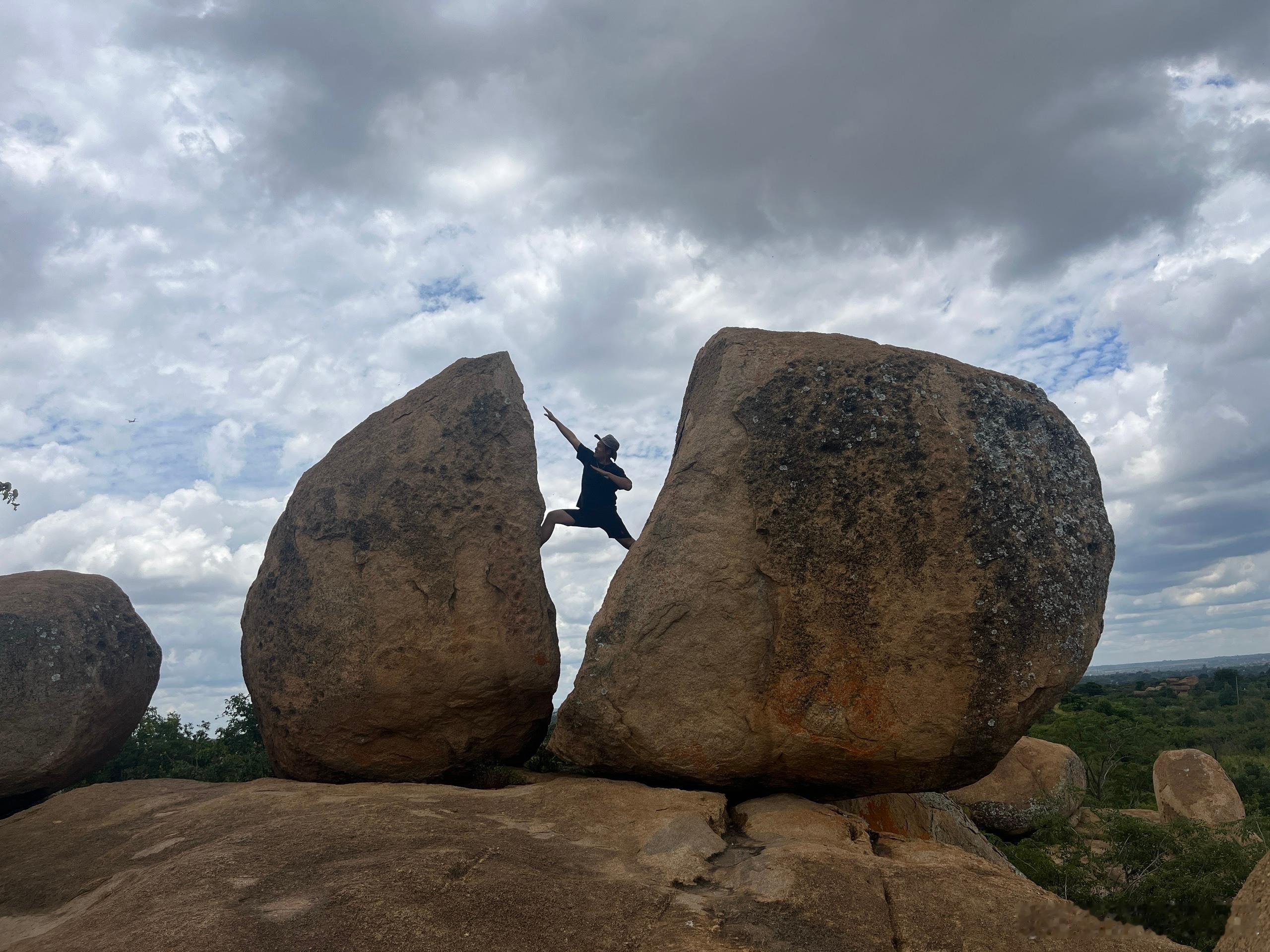 津巴布韦的钱币上，有个三块石头叠加的照片，为了拍这个照片，简直把我们累疯了，找了