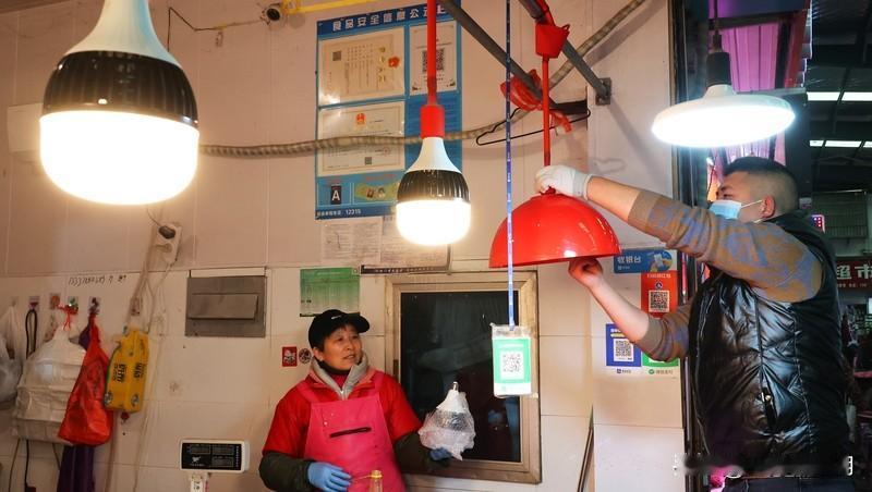 生鲜灯为何关不掉
先看看什么是生鲜灯
对食用农产品的真实色泽等
感官性状造成明显