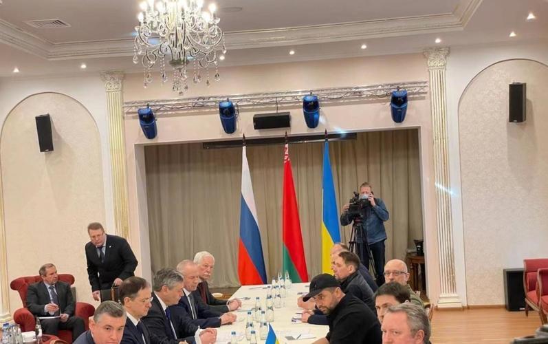 顿涅茨克弧线拉响警报：俄猛攻下乌军撤退，关键城镇告急

---

  俄乌前线在