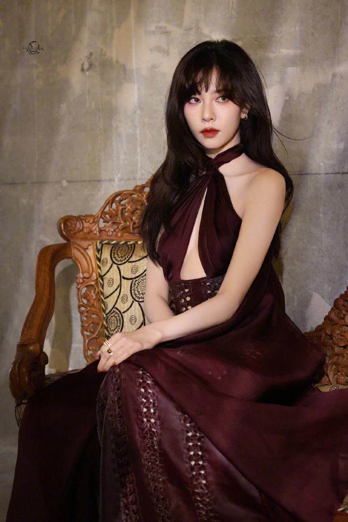 宋妍霏风格大变被宋妍霏新造型狠狠惊艳到！ 以前的辣妹酷飒还没看够，新风格又美出新