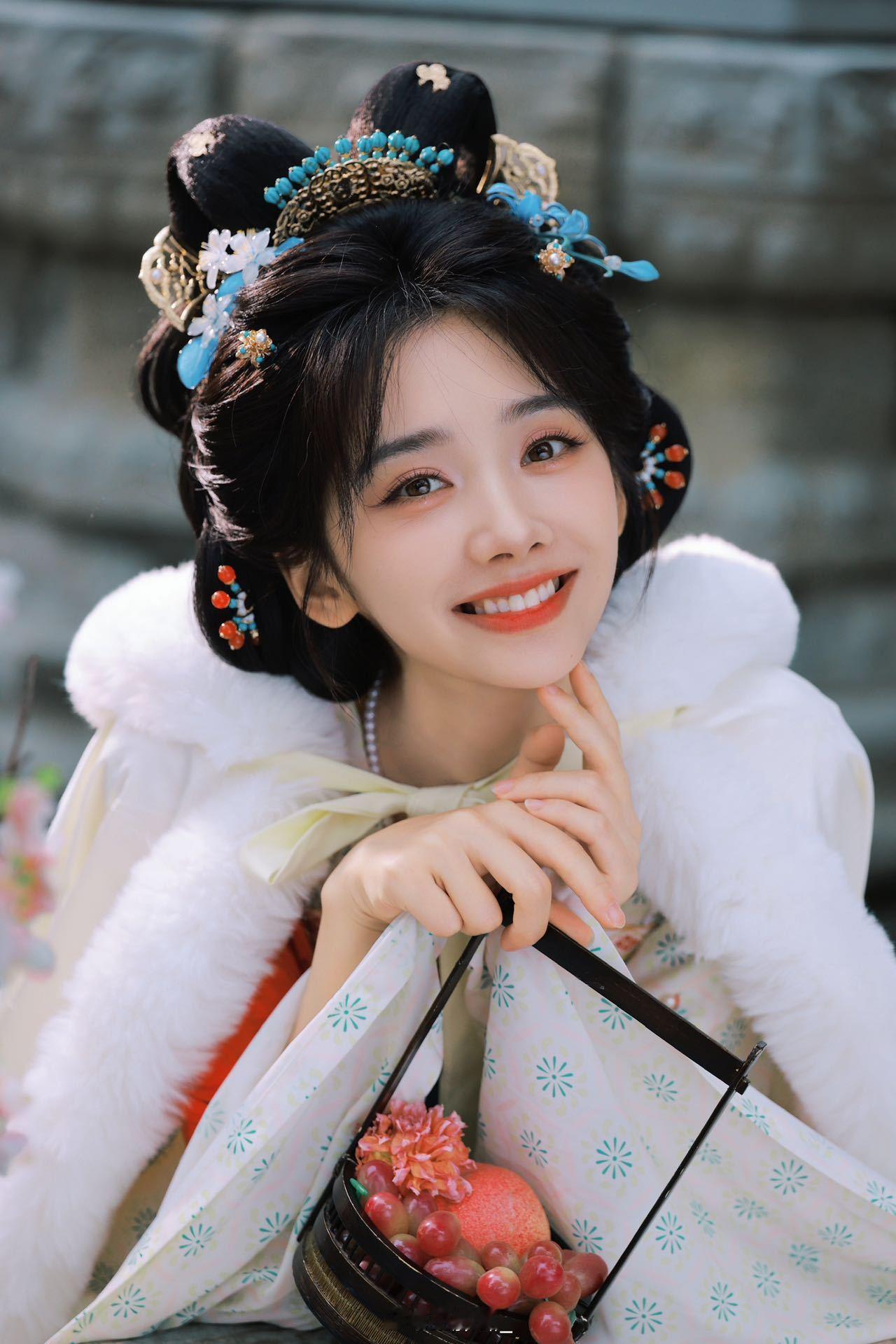 王影璐不要这么直勾勾看我 谁懂的古风写真扑面而来的灵动感，一颦一笑间皆有风采，就