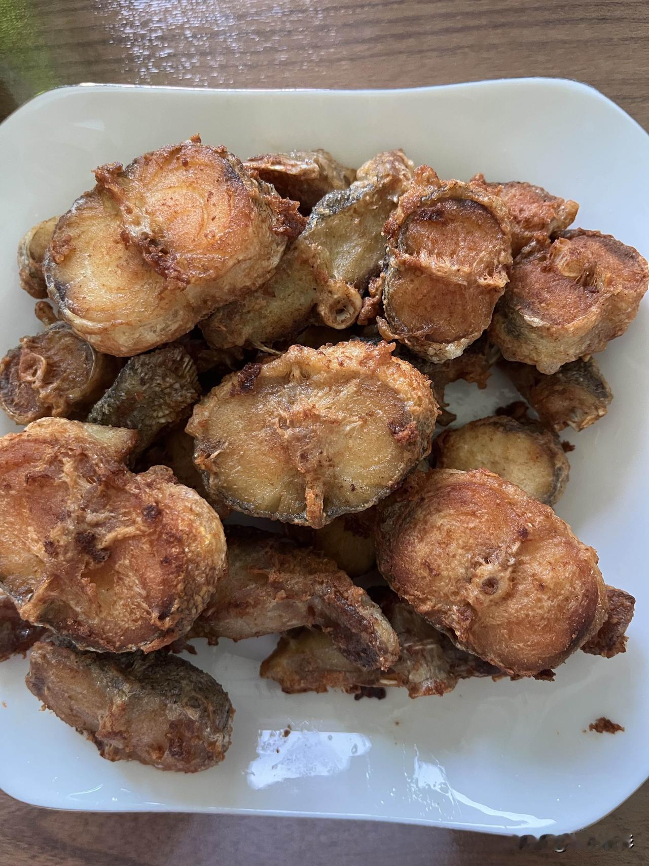 好友们晚上好！夏安吉祥，晚餐香香！今天的晚餐：
香煎狗腿鱼
圆白菜粉条
红薯玉米