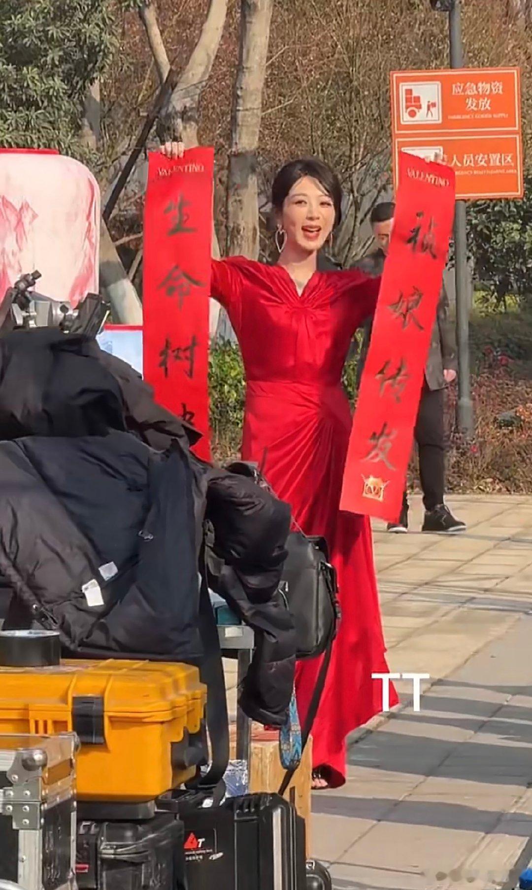 杨紫展示生命树对联 被杨紫的暖心操作甜到！亲手书写生命树横幅，展示给粉丝时的模样