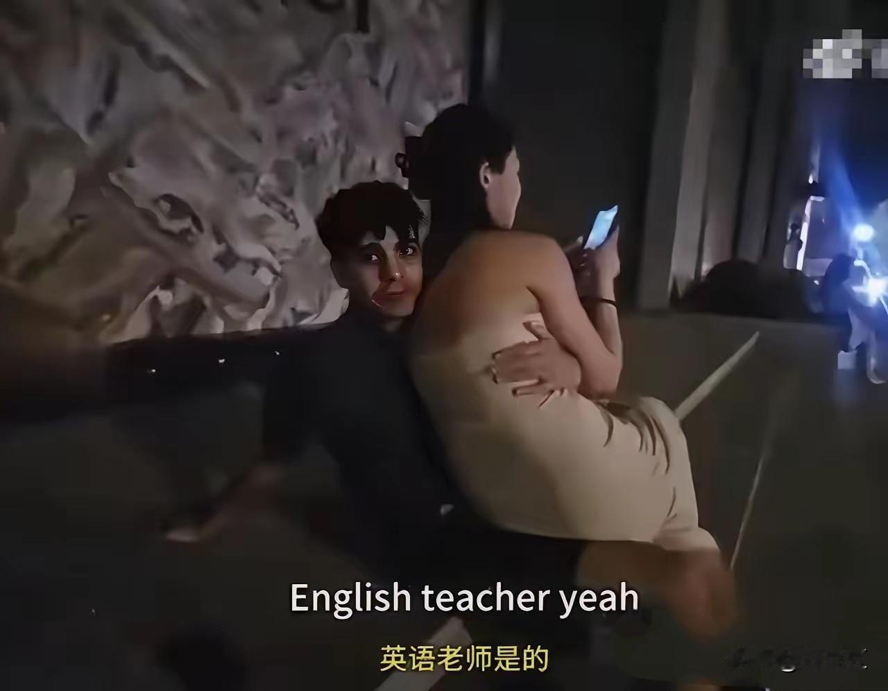 据说和中国女孩子亲密接触的是一位来自于摩洛哥的在华英语老师，而拍摄者是一位印度人