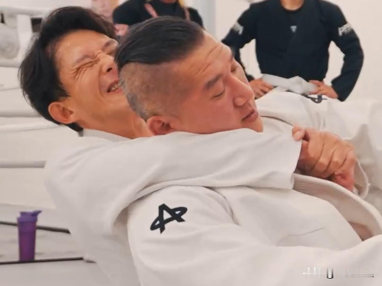 网红“馆长”和黄国昌的“互呛”，表面看是朋友吵架，实际上更像是两种路线的公开对决