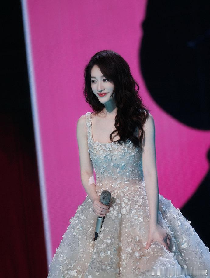 李小冉挥旗最先闻到的是香气李小冉挥旗看得出她是公主李小冉挥旗温柔又大气，没有刻意