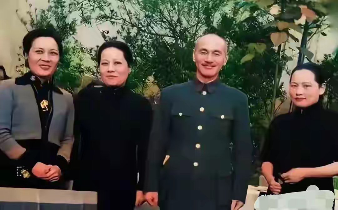 1940年，蒋介石与宋家三姐妹的合影，他抿紧嘴唇，表情略显尴尬