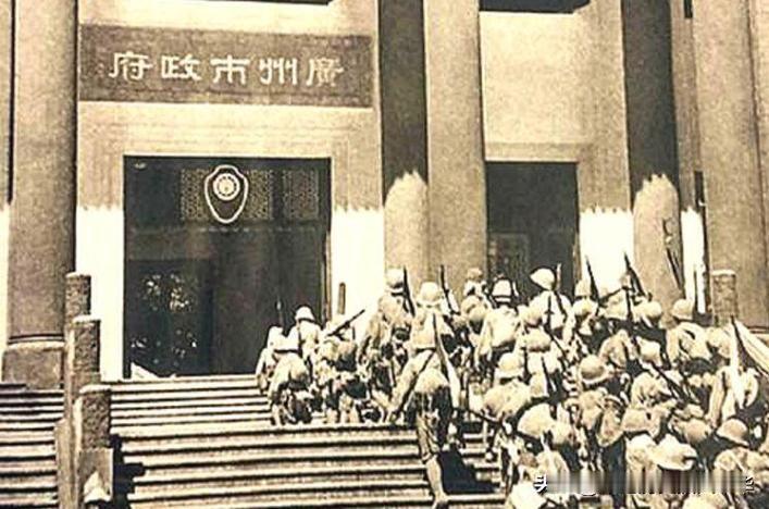 1938年日军占领广州市政府的耻辱瞬间

‌1938年10月，广州沦陷。大量荷枪