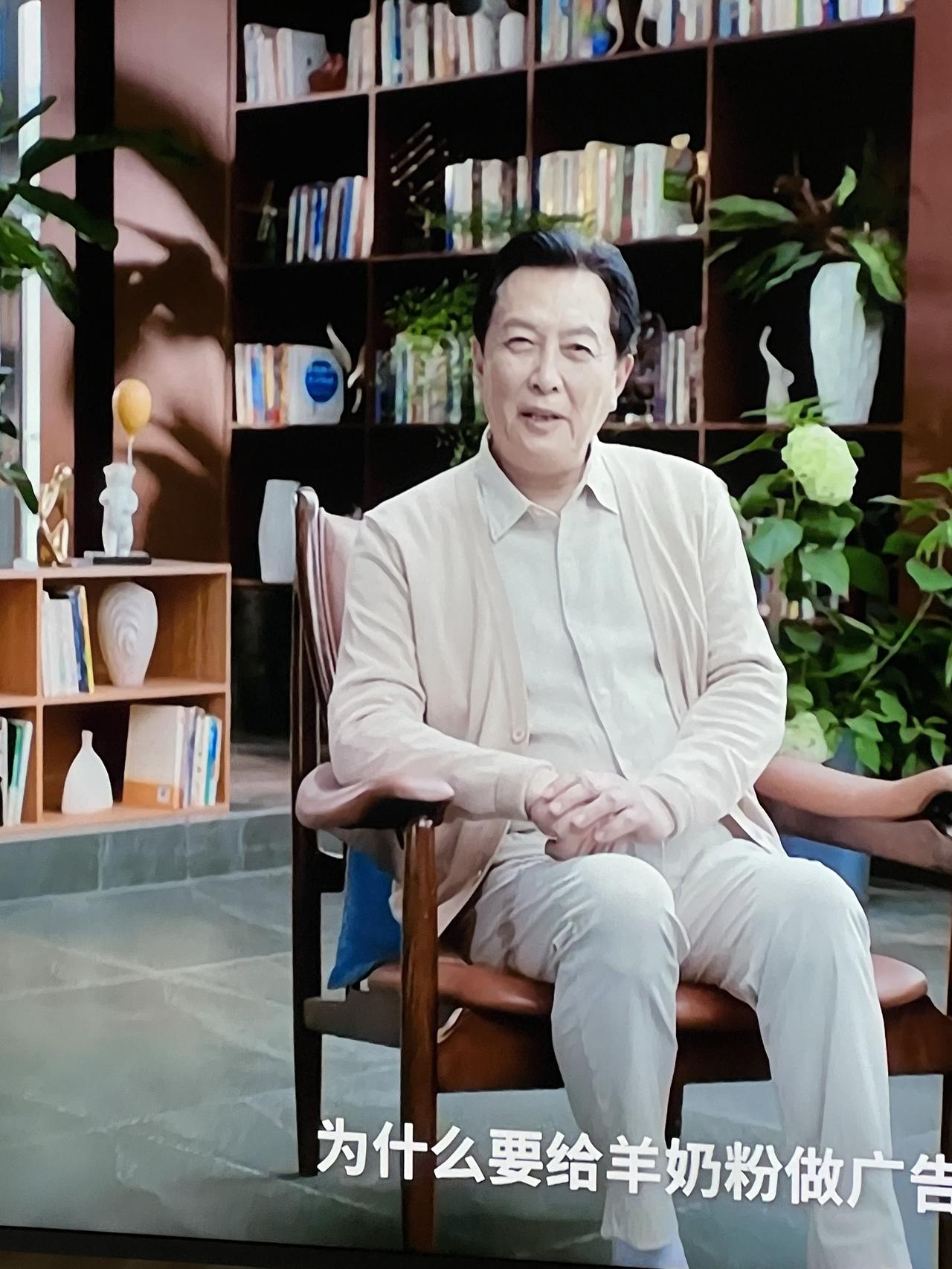 声讨之音一浪高过一浪，
电视台与广大观众杠上了，
羊奶粉商家与广大观众杠上了，