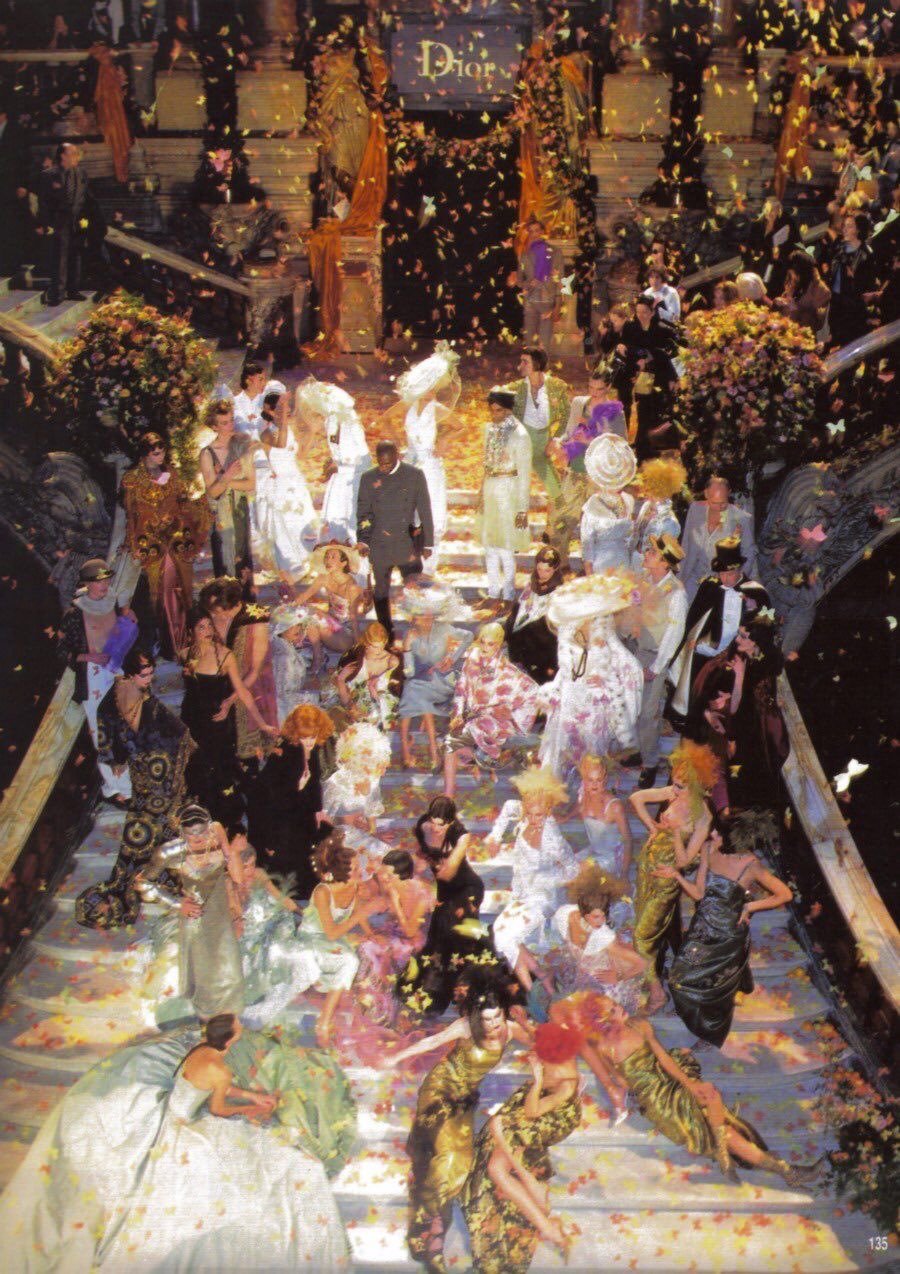 油画色彩、戏剧化ending。dior 1998春夏高定闭幕，纸醉金迷。🥂 