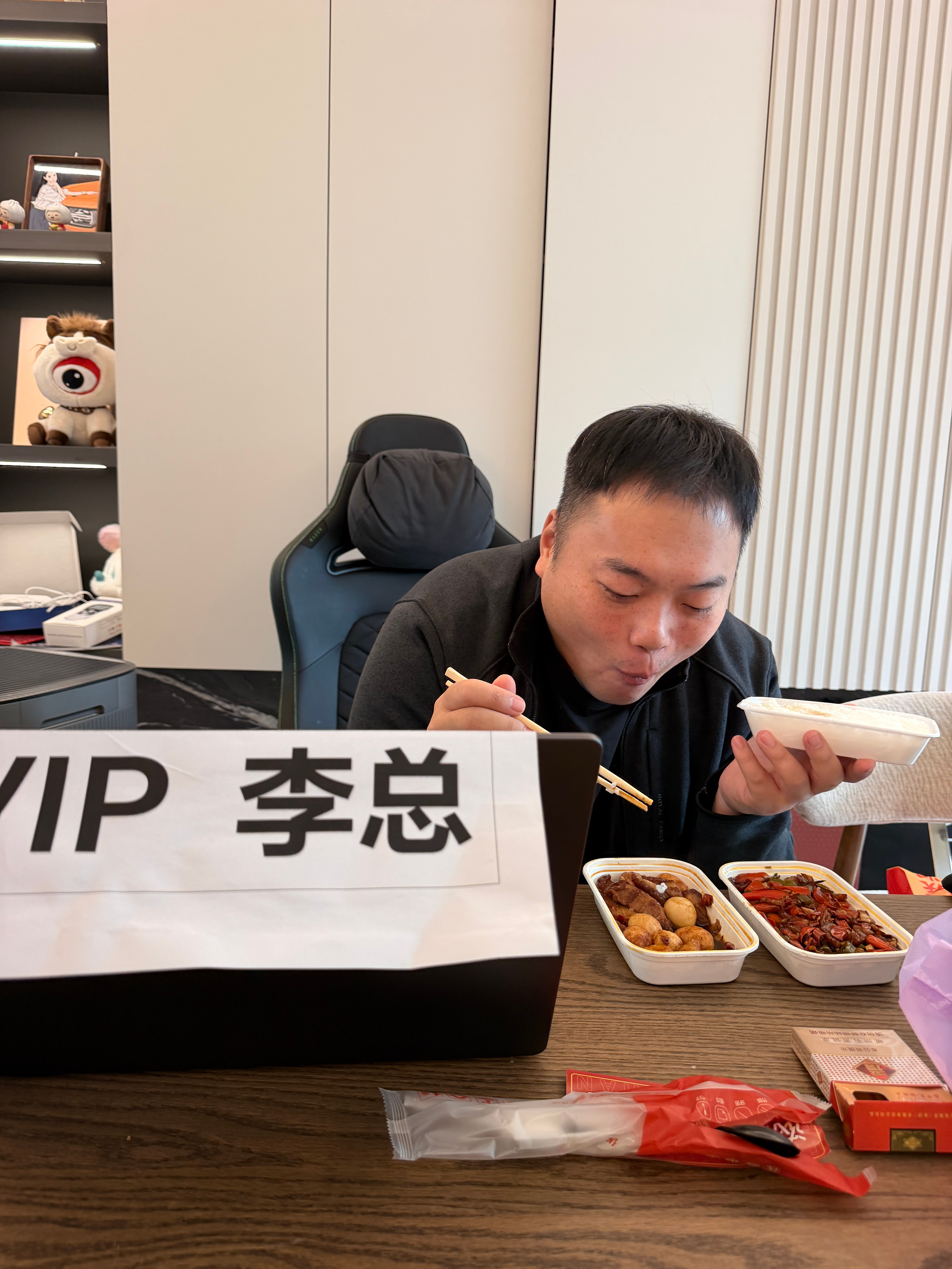 真有人天天吃拼好饭按摩店一万一万的往卡里充吗有[拜拜] ​​​
