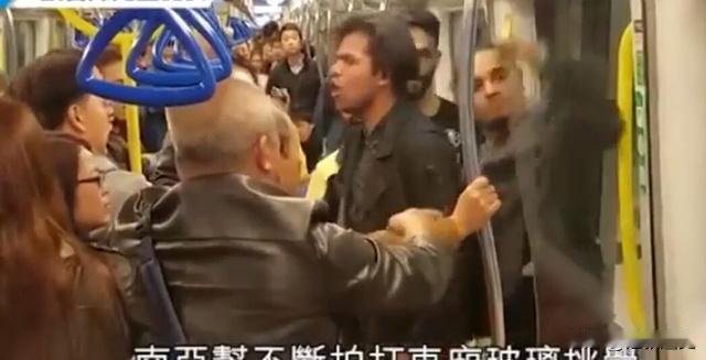 香港地铁车厢里，三名醉醺醺的印度青年强行围堵调戏一名19岁中国女孩，就在这千钧一