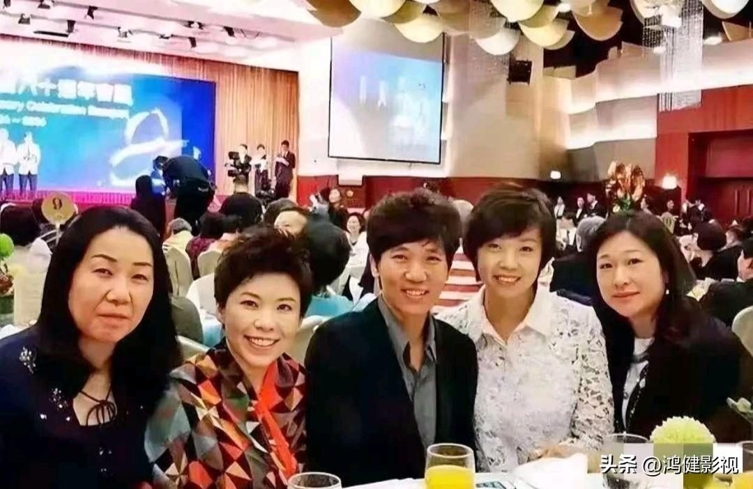 哇塞！国乒奥运冠军难得同框，第一位女子单打冠军也在其中，这谁能不认识呢！
