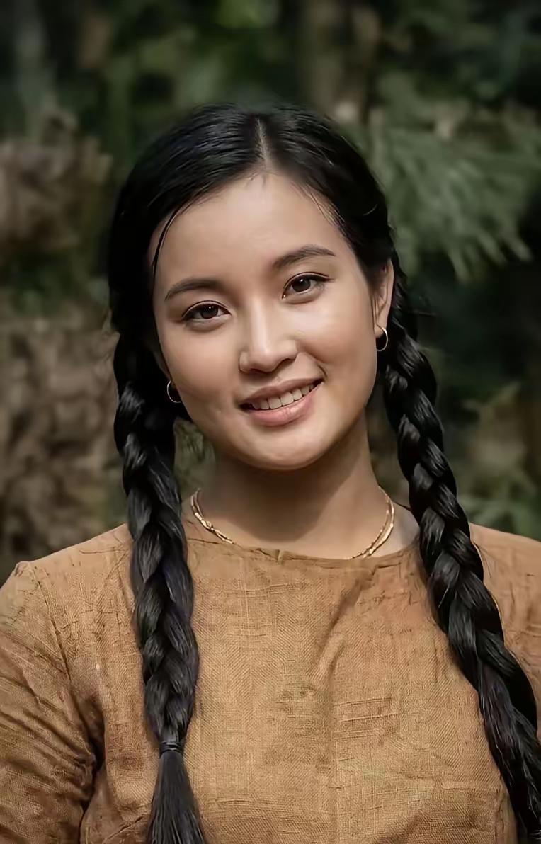 前些年的一张相片里，村里有个姑娘叫小庆，模样俊俏，一双大眼睛十分漂亮。两条乌黑的
